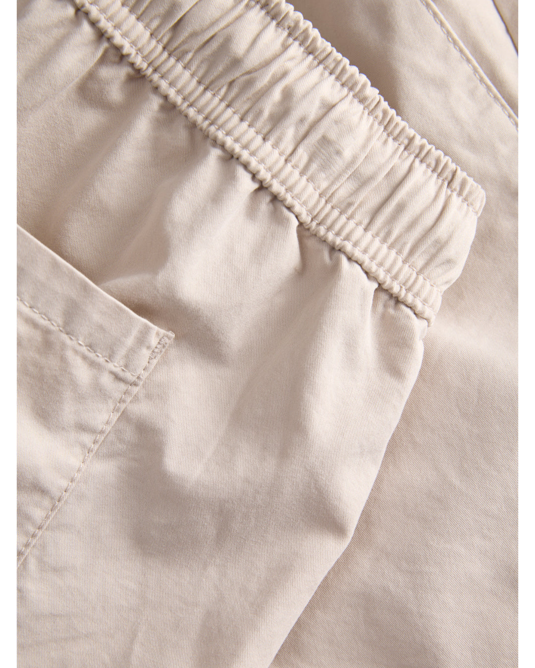Detaljebillede af beige farvede SKY shorts. Fra BySofieSønderby