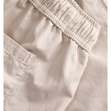 Detaljebillede af beige farvede SKY shorts. Fra BySofieSønderby