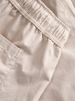 Detaljebillede af beige farvede SKY shorts. Fra BySofieSønderby