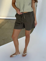 Modelbillede af kaki SKY shorts. Set forfra. Fra BySofieSønderby
