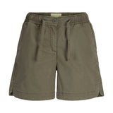 Produktbillede af kaki farvede SKY shorts. Set forfra. Fra BySofieSønderby