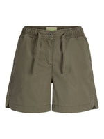 Produktbillede af kaki farvede SKY shorts. Set forfra. Fra BySofieSønderby