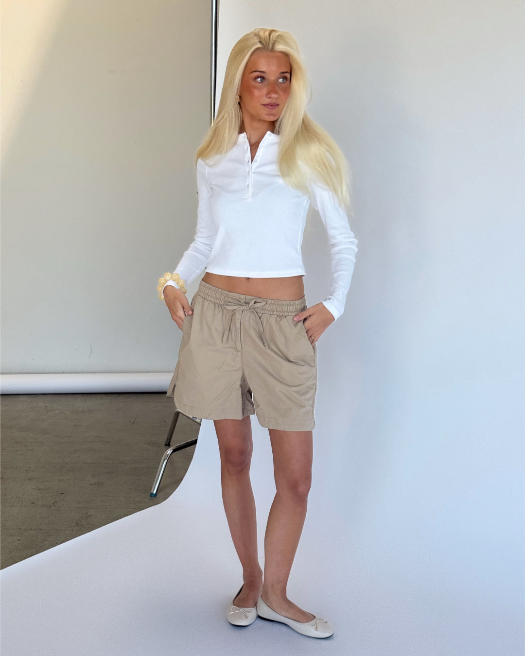 Modelbillede af sand farvet SKY shorts. Set forfra. Fra BySofieSønderby
