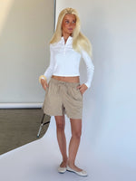 Modelbillede af sand farvet SKY shorts. Set forfra. Fra BySofieSønderby