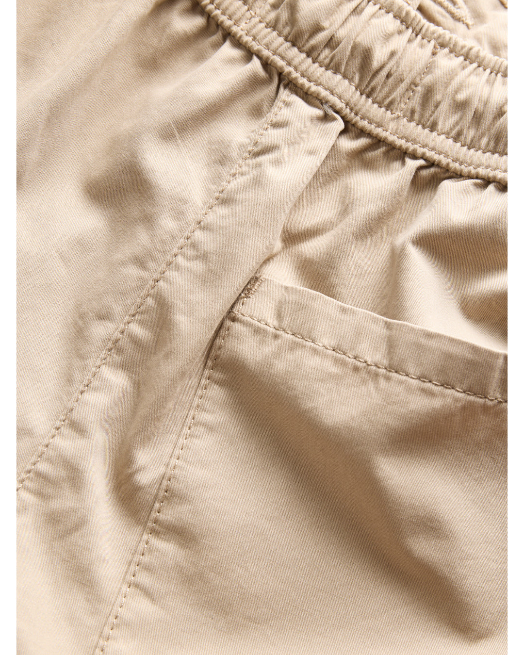 Detaljebillede af sand farvede SKY shorts. Fra BySofieSønderby