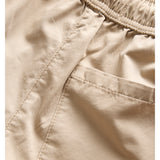 Detaljebillede af sand farvede SKY shorts. Fra BySofieSønderby