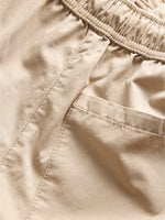 Detaljebillede af sand farvede SKY shorts. Fra BySofieSønderby