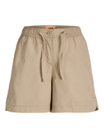 Produktbillede af sand farvede SKY shorts. Set forfra. Fra BySofieSønderby