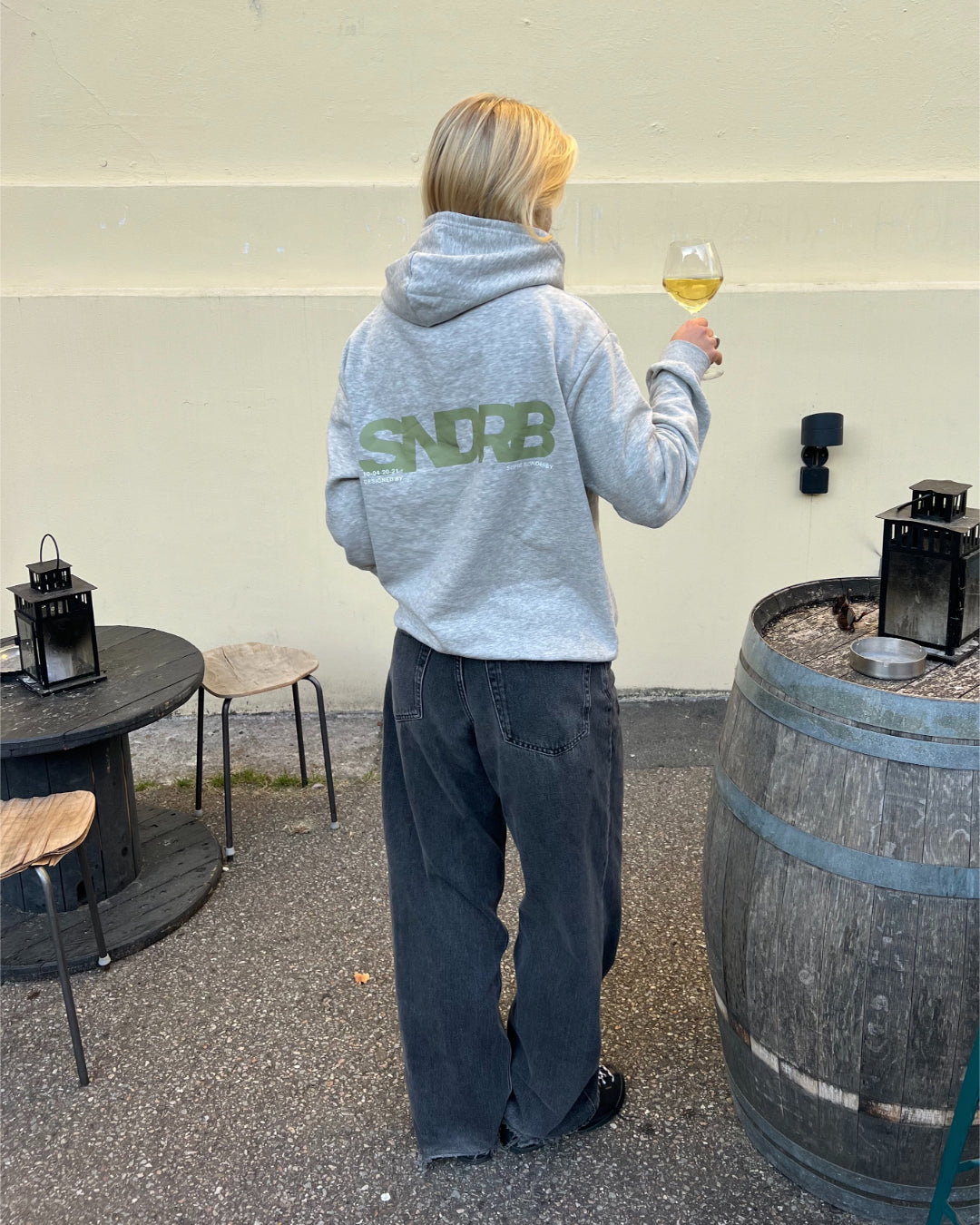 Modelfoto af pige i grå SNDRB hoodie med army SNDRB tryk.  Fra BySofieSønderby