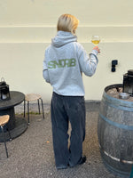 Modelfoto af pige i grå SNDRB hoodie med army SNDRB tryk.  Fra BySofieSønderby