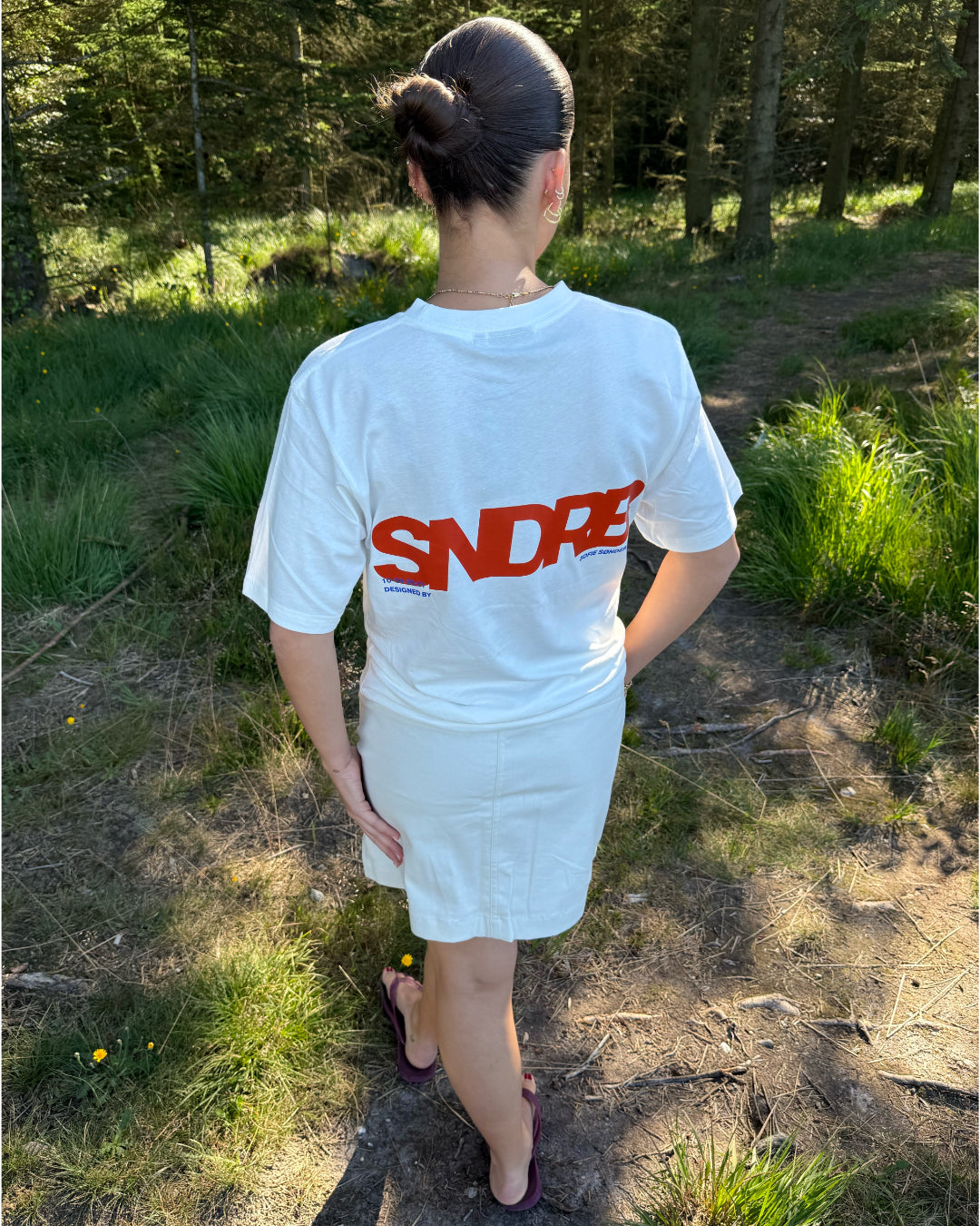 Modelfoto af pige, som bærer SNDRB t-shirt, hvid og hvid nederdel - alt fra BySofieSønderby