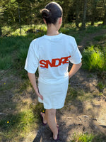 Modelfoto af pige, som bærer SNDRB t-shirt, hvid og hvid nederdel - alt fra BySofieSønderby
