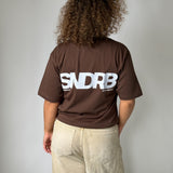 Modelbillede af SNDRB t-shirt i brun/grå. Fra BySofieSønderby