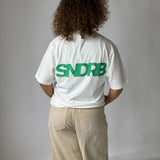 Modelbillede af SNDRB t-shirt i hvid/grøn. Fra BySofieSønderby