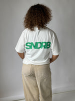 Modelbillede af SNDRB t-shirt i hvid/grøn. Fra BySofieSønderby