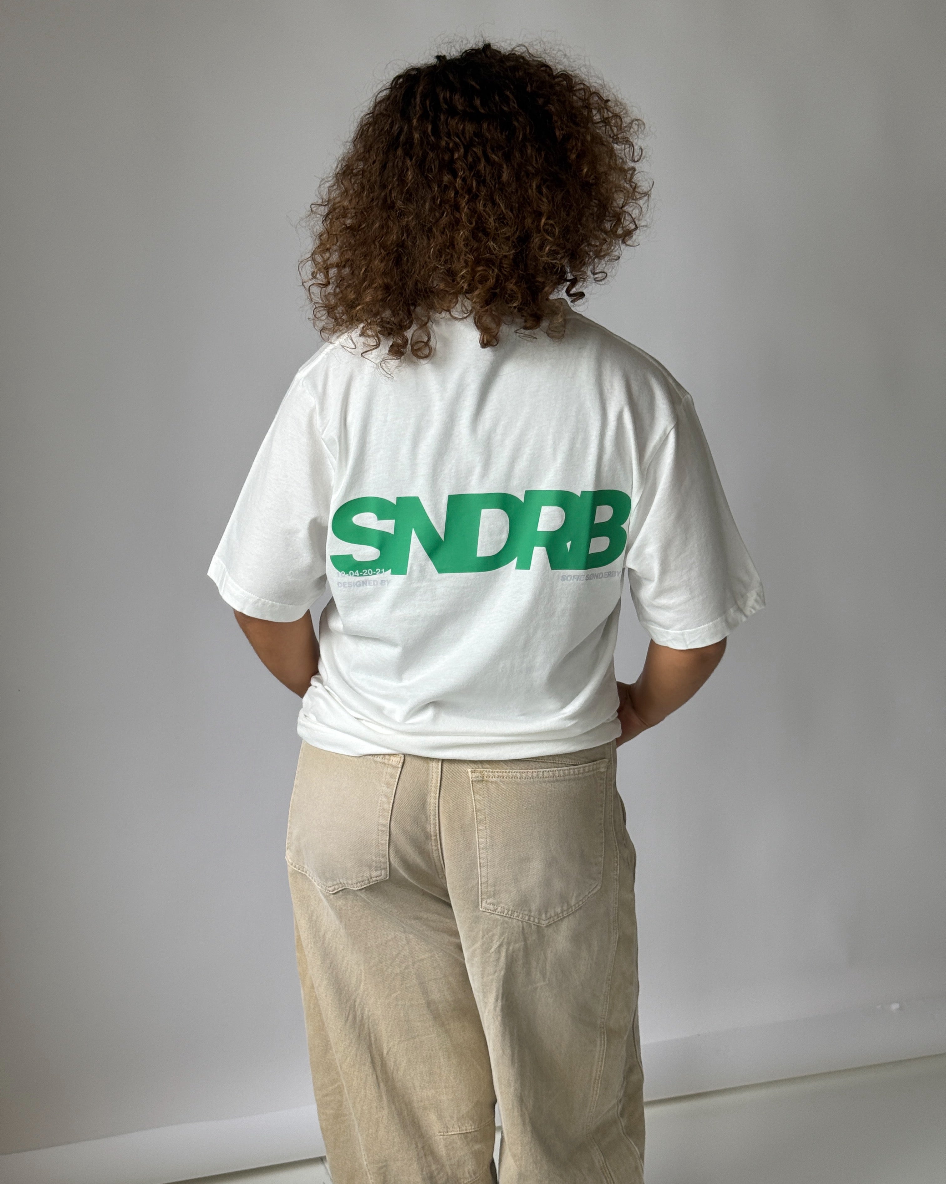 Modelbillede af SNDRB t-shirt i hvid/grøn. Fra BySofieSønderby