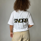 Modelbillede af SNDRB t-shirt i hvid/army camouflage. Fra BySofieSønderby