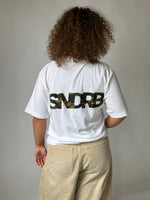 Modelbillede af SNDRB t-shirt i hvid/army camouflage. Fra BySofieSønderby