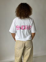 Modelbillede af SNDRB t-shirt i hvid/lyserød camouflage. Fra BySofieSønderby
