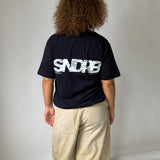 Modelbillede af SNDRB t-shirt i navy/grå camouflage. Fra BySofieSønderby