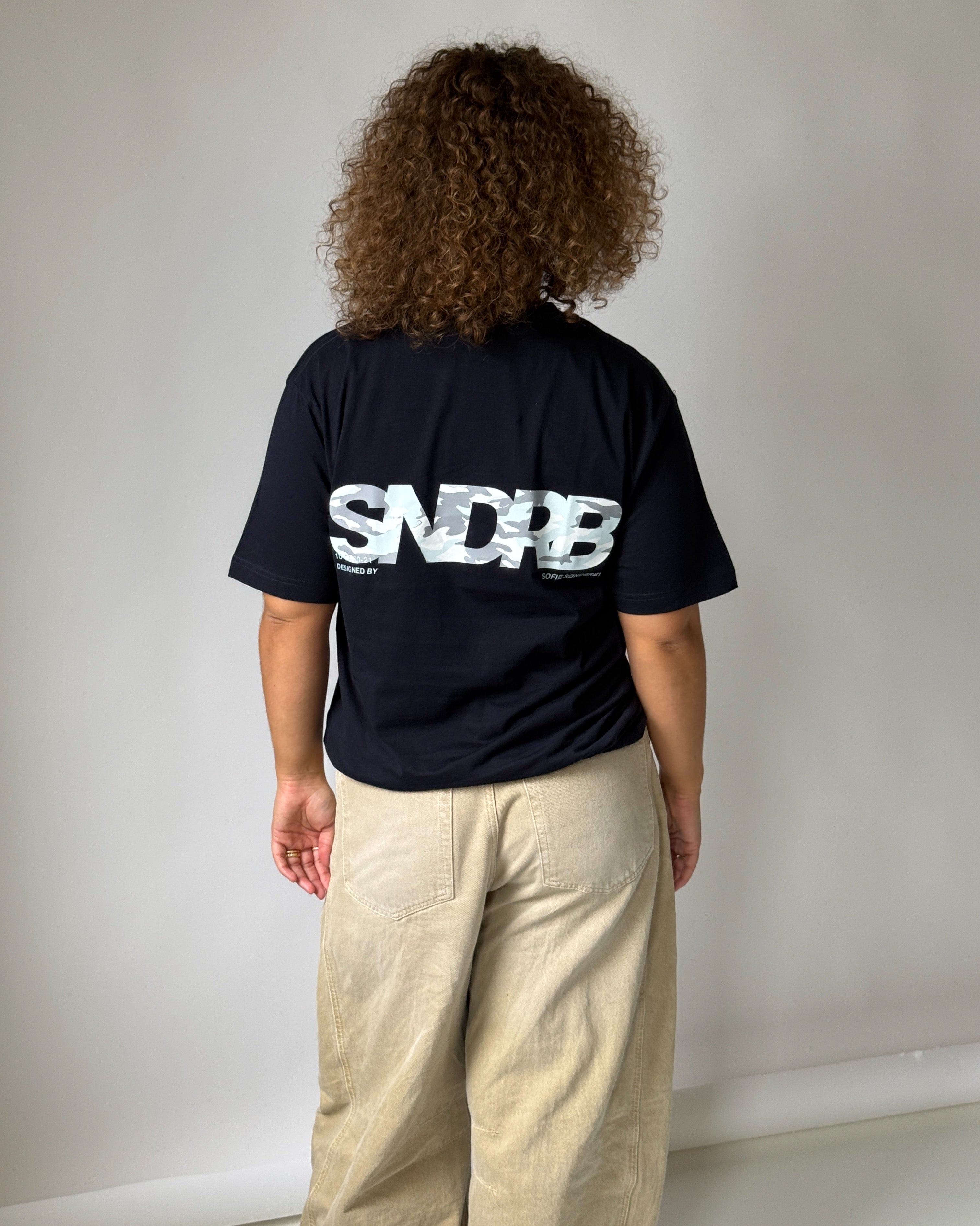 Modelbillede af SNDRB t-shirt i navy/grå camouflage. Fra BySofieSønderby