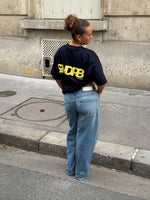 Modelbillede af SNDRB t-shirt i navy/gul. Fra BySofieSønderby