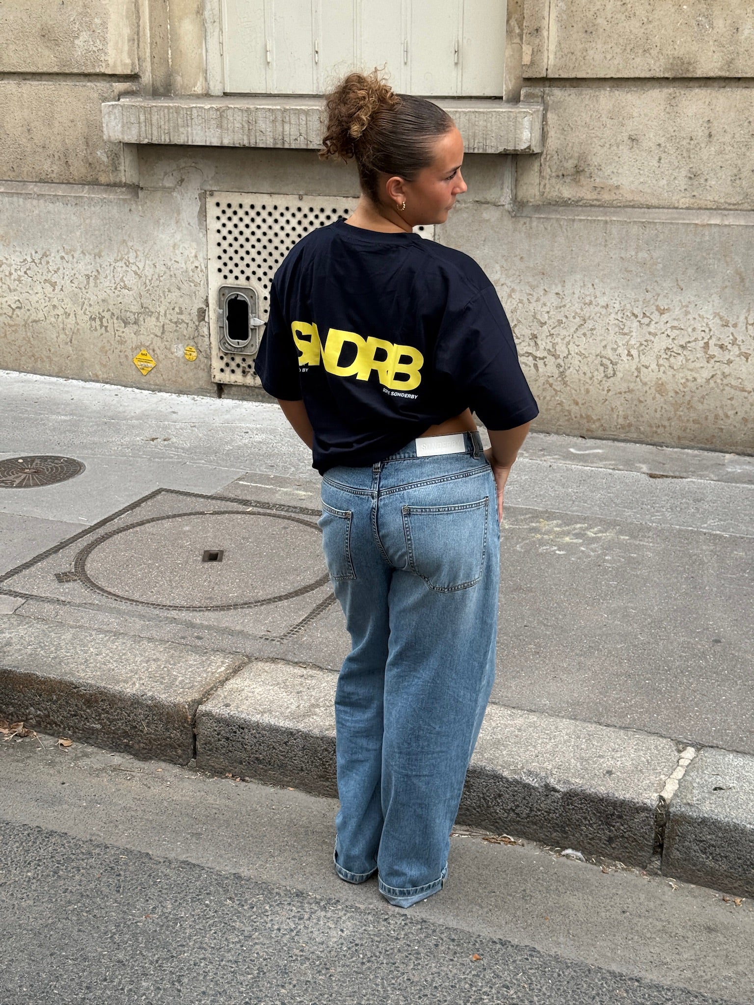 Modelbillede af SNDRB t-shirt i navy/gul. Fra BySofieSønderby