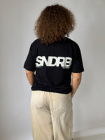 Modelbillede af SNDRB t-shirt i sort/beige. Fra BySofieSønderby