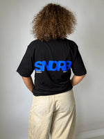 Modelbillede af SNDRB t-shirt i sort/kongeblå. Fra BySofieSønderby