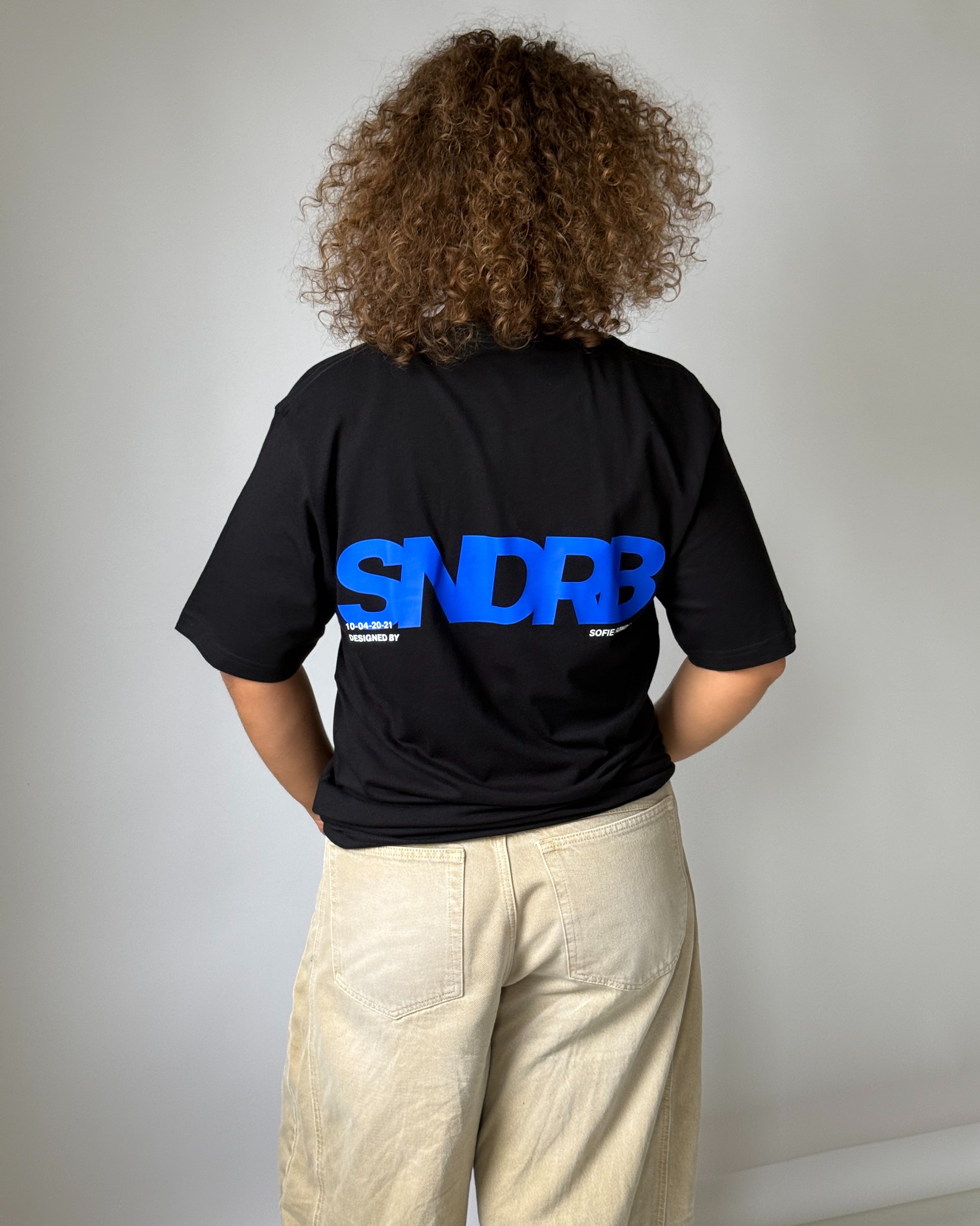 Modelbillede af SNDRB t-shirt i sort/kongeblå. Fra BySofieSønderby