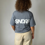 Modelbillede af SNDRB t-shirt i stone/grå. Fra BySofieSønderby