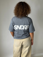 Modelbillede af SNDRB t-shirt i stone/grå. Fra BySofieSønderby