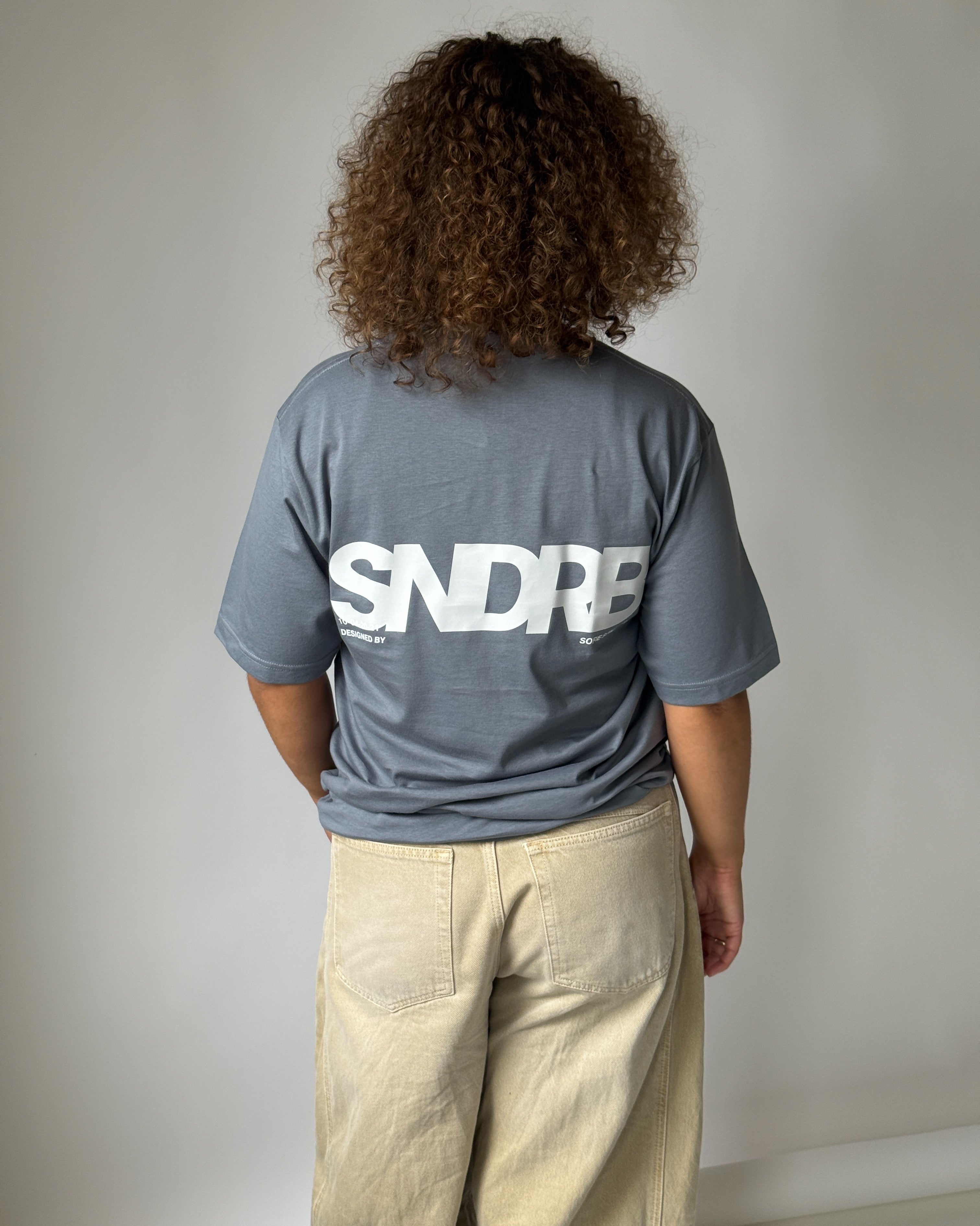 Modelbillede af SNDRB t-shirt i stone/grå. Fra BySofieSønderby