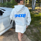 Modelfoto af pige, som bærer SNDRB hoodie, grå og KENDAL nederdel, creme - alt fra BySofieSønderby