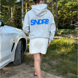 Modelfoto af pige, som bærer SNDRB hoodie, grå og KENDAL nederdel, creme - alt fra BySofieSønderby