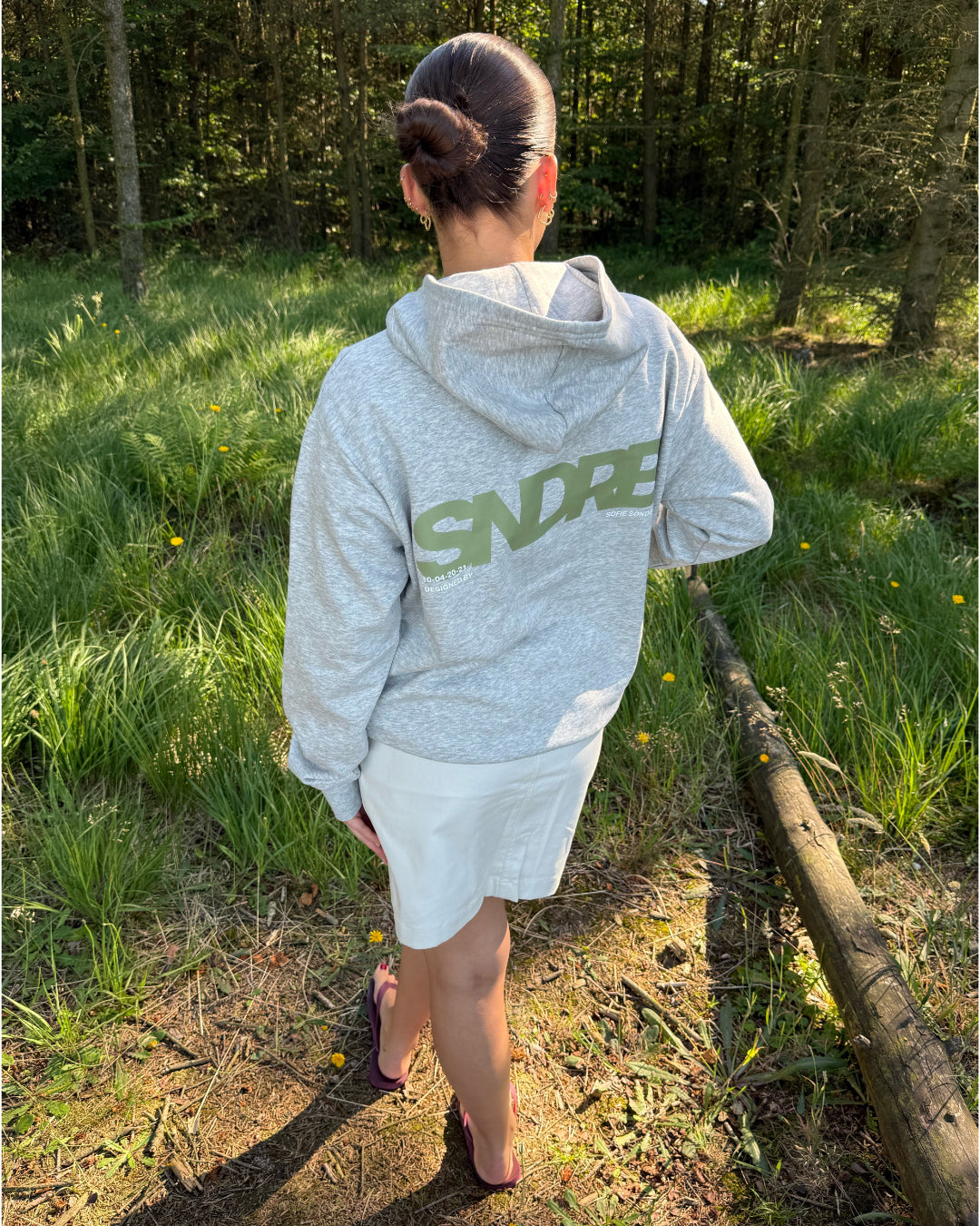 Modelfoto af pige, som bærer SNDRB hoodie, grå og KENDAL nederdel, creme - alt fra BySofieSønderby
