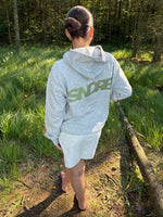 Modelfoto af pige, som bærer SNDRB hoodie, grå og KENDAL nederdel, creme - alt fra BySofieSønderby