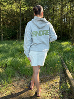 Modelfoto af pige, som bærer SNDRB hoodie, grå og KENDAL nederdel, creme - alt fra BySofieSønderby