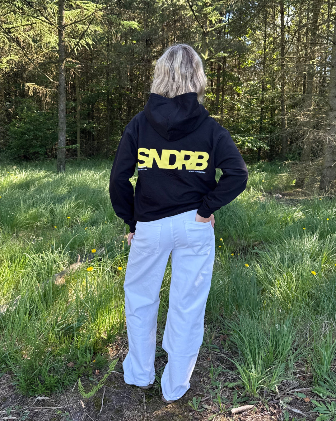 Modelfoto af pige, som bærer SNDRB hoodie, navy og NANNA jeans, hvid - alt fra BySofieSønderby