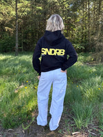 Modelfoto af pige, som bærer SNDRB hoodie, navy og NANNA jeans, hvid - alt fra BySofieSønderby