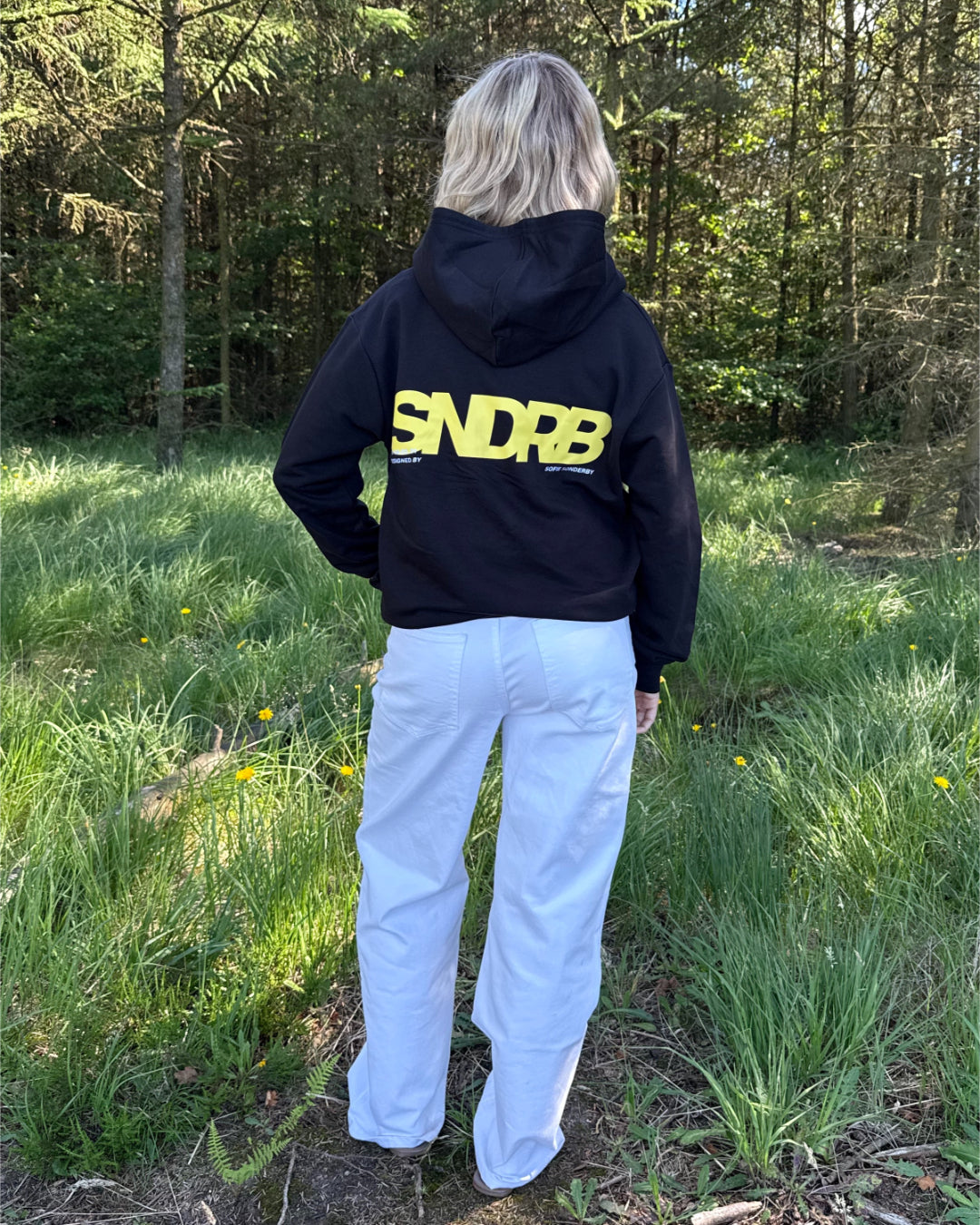 Modelfoto af pige, som bærer SNDRB hoodie, navy og NANNA jeans, hvid - alt fra BySofieSønderby