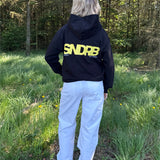 Modelfoto af pige, som bærer SNDRB hoodie, navy og NANNA jeans, hvid - alt fra BySofieSønderby