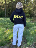 Modelfoto af pige, som bærer SNDRB hoodie, navy og NANNA jeans, hvid - alt fra BySofieSønderby