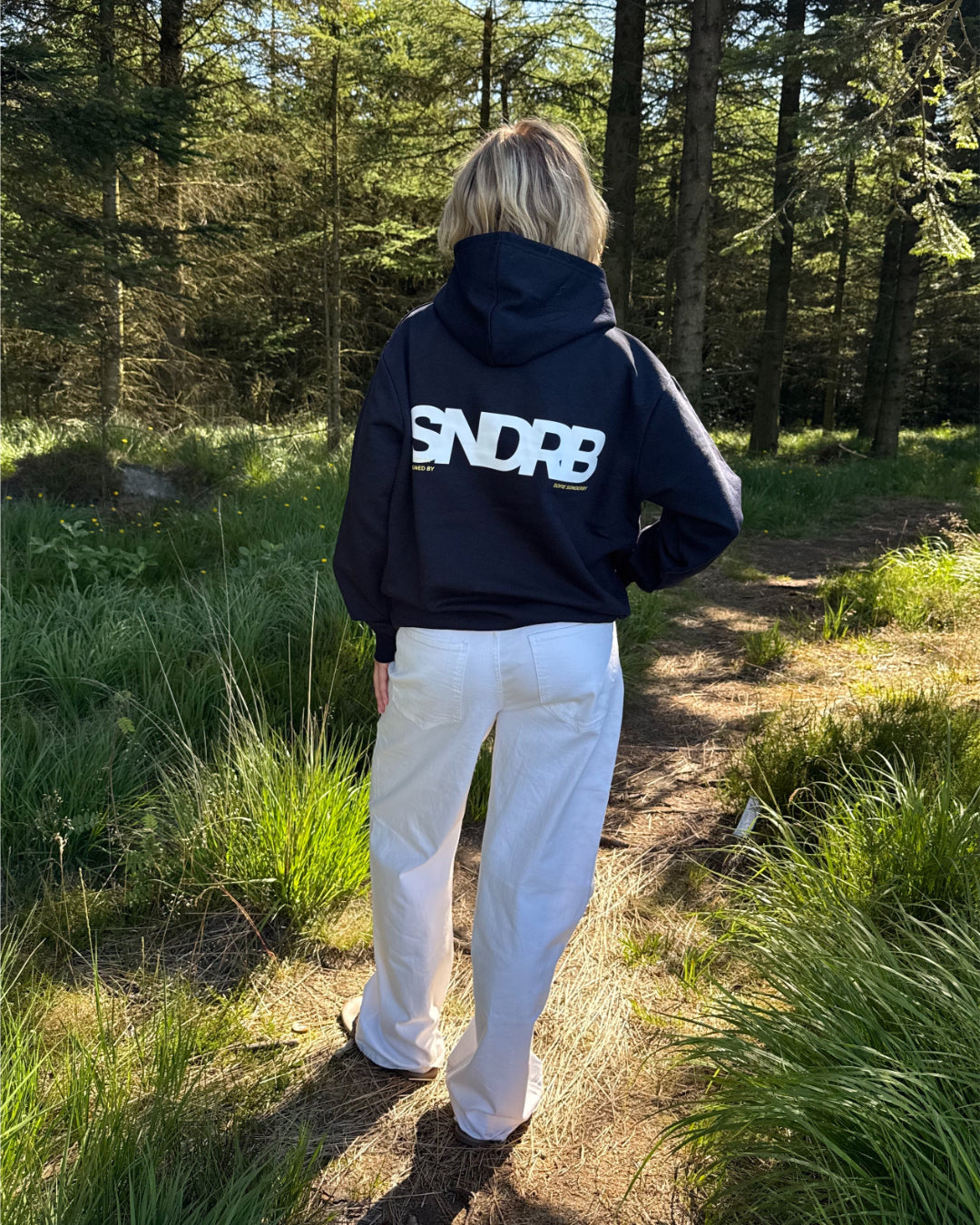 Modelfoto af pige, som bærer SNDRB hoodie, navy og NANNA jeans, hvid - alt fra BySofieSønderby