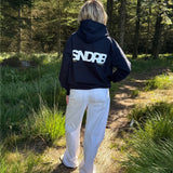 Modelfoto af pige, som bærer SNDRB hoodie, navy og NANNA jeans, hvid - alt fra BySofieSønderby