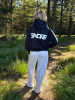 Modelfoto af pige, som bærer SNDRB hoodie, navy og NANNA jeans, hvid - alt fra BySofieSønderby