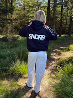 Modelfoto af pige, som bærer SNDRB hoodie, navy og NANNA jeans, hvid - alt fra BySofieSønderby