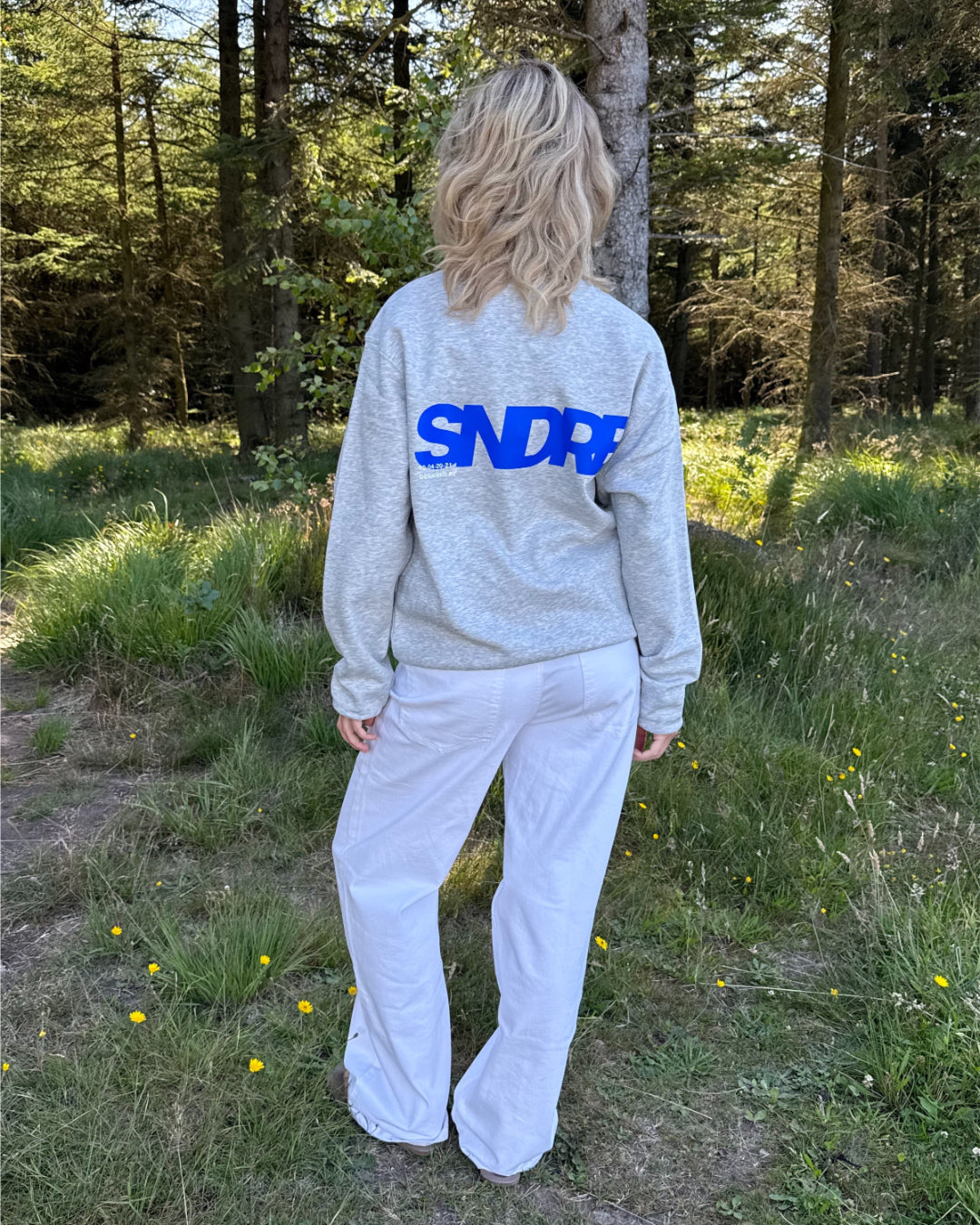 Modelfoto af pige, som bærer SNDRB sweatshirt, grå og NANNA jeans, hvid - alt fra BySofieSønderby