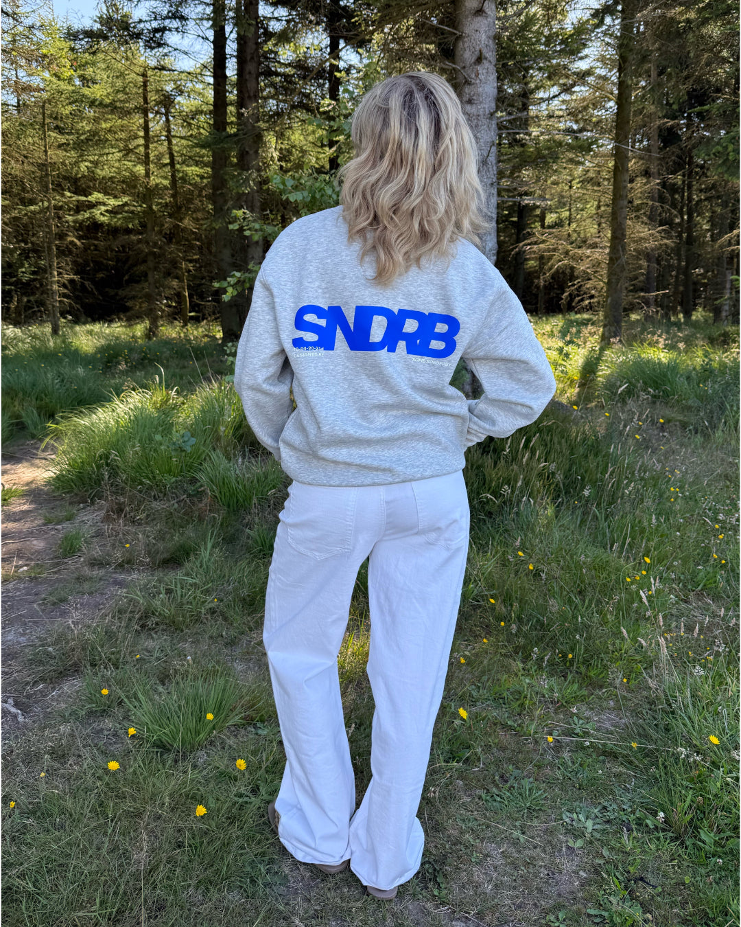 Modelfoto af pige, som bærer SNDRB sweatshirt, grå og NANNA jeans, hvid - alt fra BySofieSønderby
