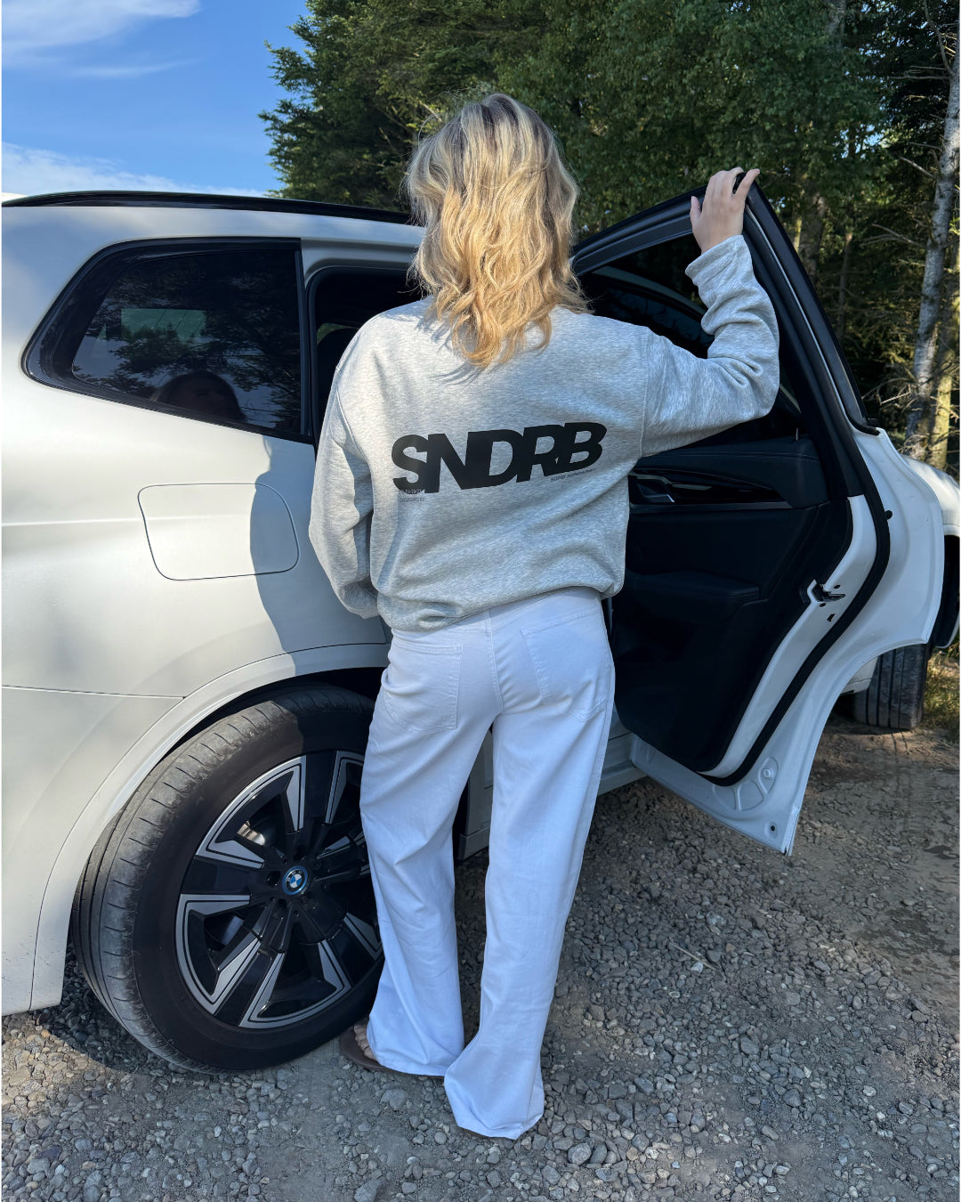 Modelfoto af pige, som bærer SNDRB sweatshirt, grå og NANNA jeans, hvid - alt fra BySofieSønderby